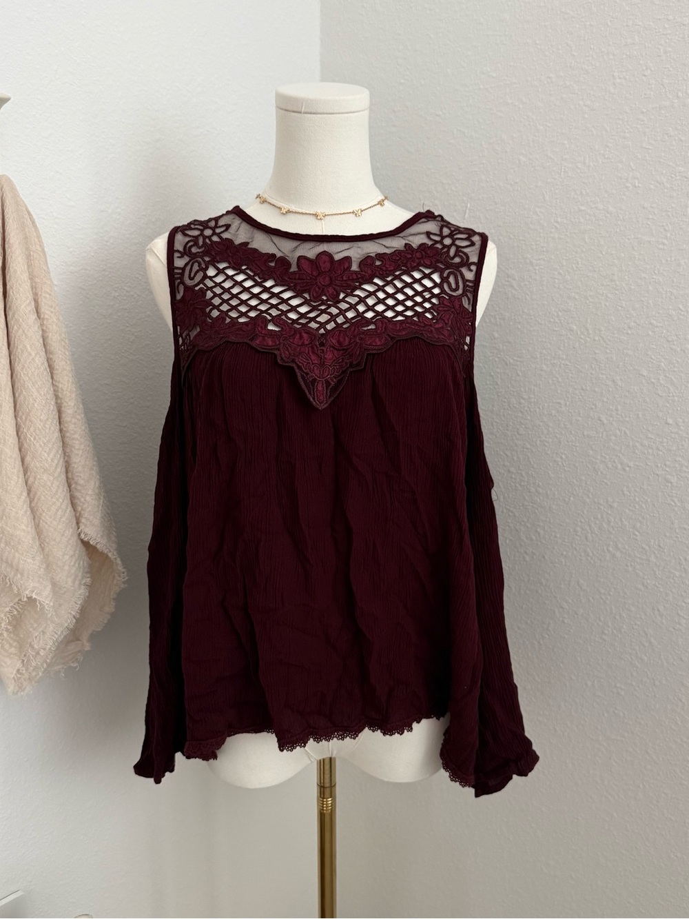 Coco + Jameson Burgundy Lace Cold Shoulder Boho Blouse Women’s Small